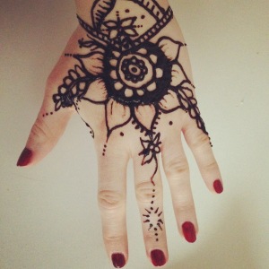 henna hand white